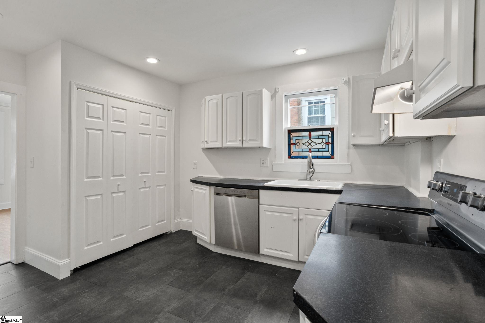 Greenville, South Carolina 29609, United States, 3 Bedrooms Bedrooms, ,2 BathroomsBathrooms,Residential,Contingent,7918