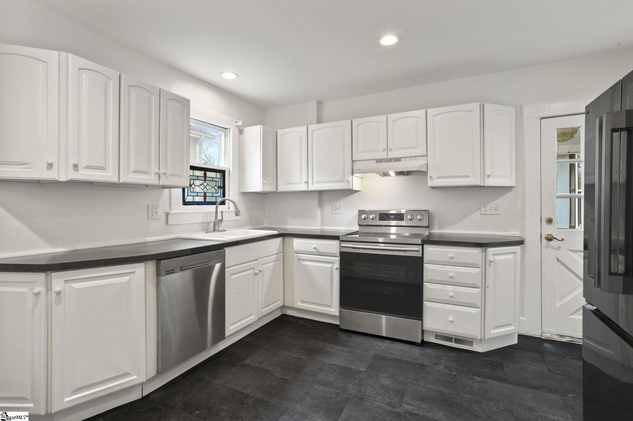 Greenville, South Carolina 29609, United States, 3 Bedrooms Bedrooms, ,2 BathroomsBathrooms,Residential,Contingent,7918