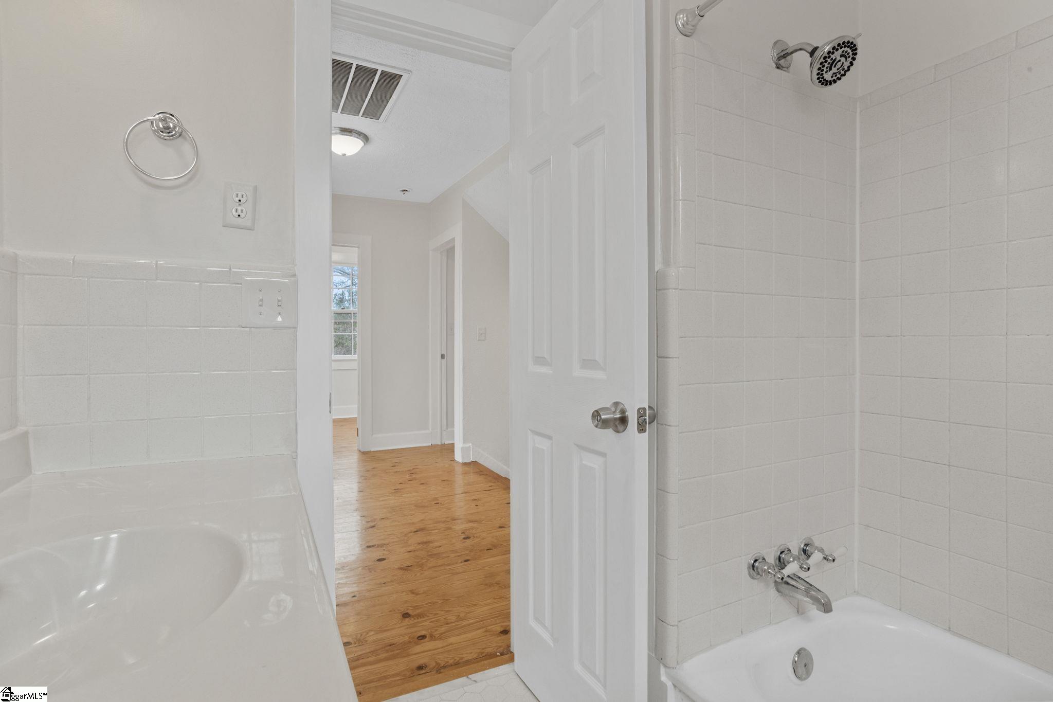 Greenville, South Carolina 29609, United States, 3 Bedrooms Bedrooms, ,2 BathroomsBathrooms,Residential,Contingent,7918