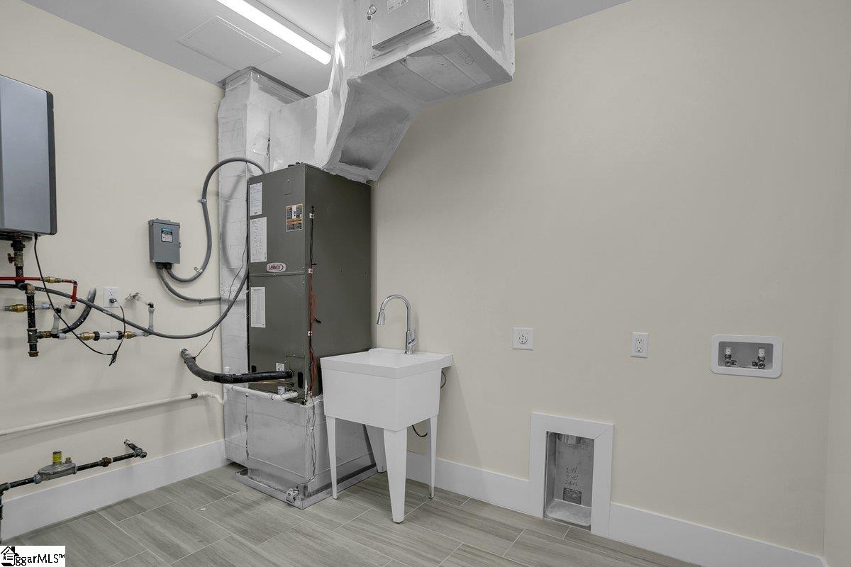 Greenville, South Carolina 29601, United States, 2 Bedrooms Bedrooms, ,2 BathroomsBathrooms,Residential,Pending,75825