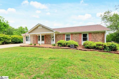 Single Family Residence in Travelers Rest SC 18 Terrace Road 2.jpg