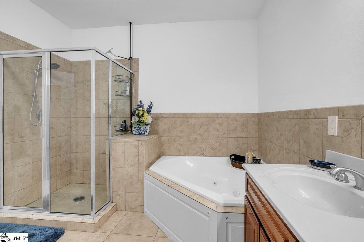 Greenville, South Carolina 29601, United States, 2 Bedrooms Bedrooms, ,3 BathroomsBathrooms,Residential,Contingent,28080