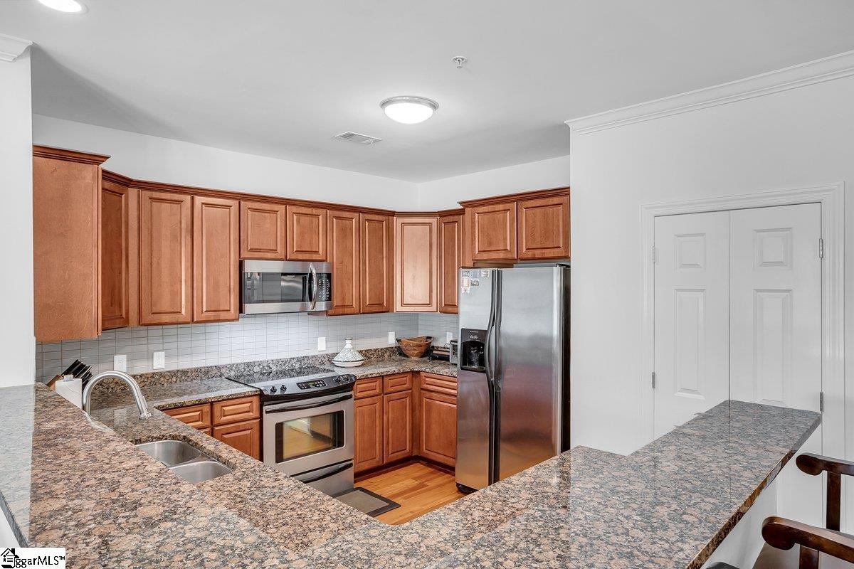 Greenville, South Carolina 29601, United States, 2 Bedrooms Bedrooms, ,3 BathroomsBathrooms,Residential,Contingent,28080