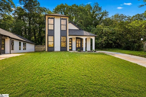 Photo of 579 Bee Street, Spartanburg, SC 29303 (MLS # 1603072)