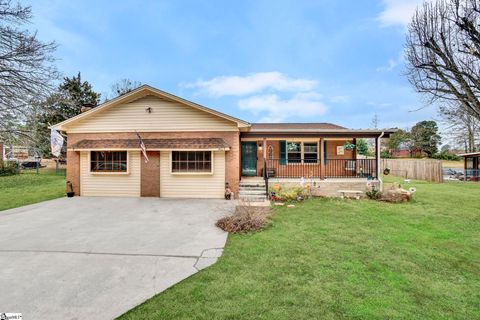 Photo of 1605 E Durst Avenue, Greenwood, SC 29649 (MLS # 1581135)