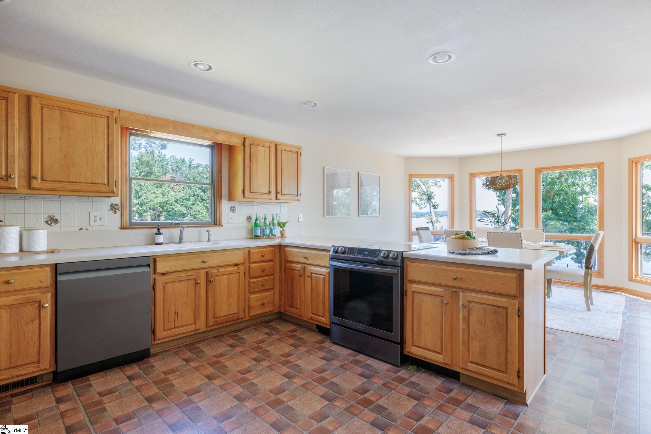 Seneca, South Carolina 29672, United States, 4 Bedrooms Bedrooms, ,4 BathroomsBathrooms,Residential,Contingent,161450