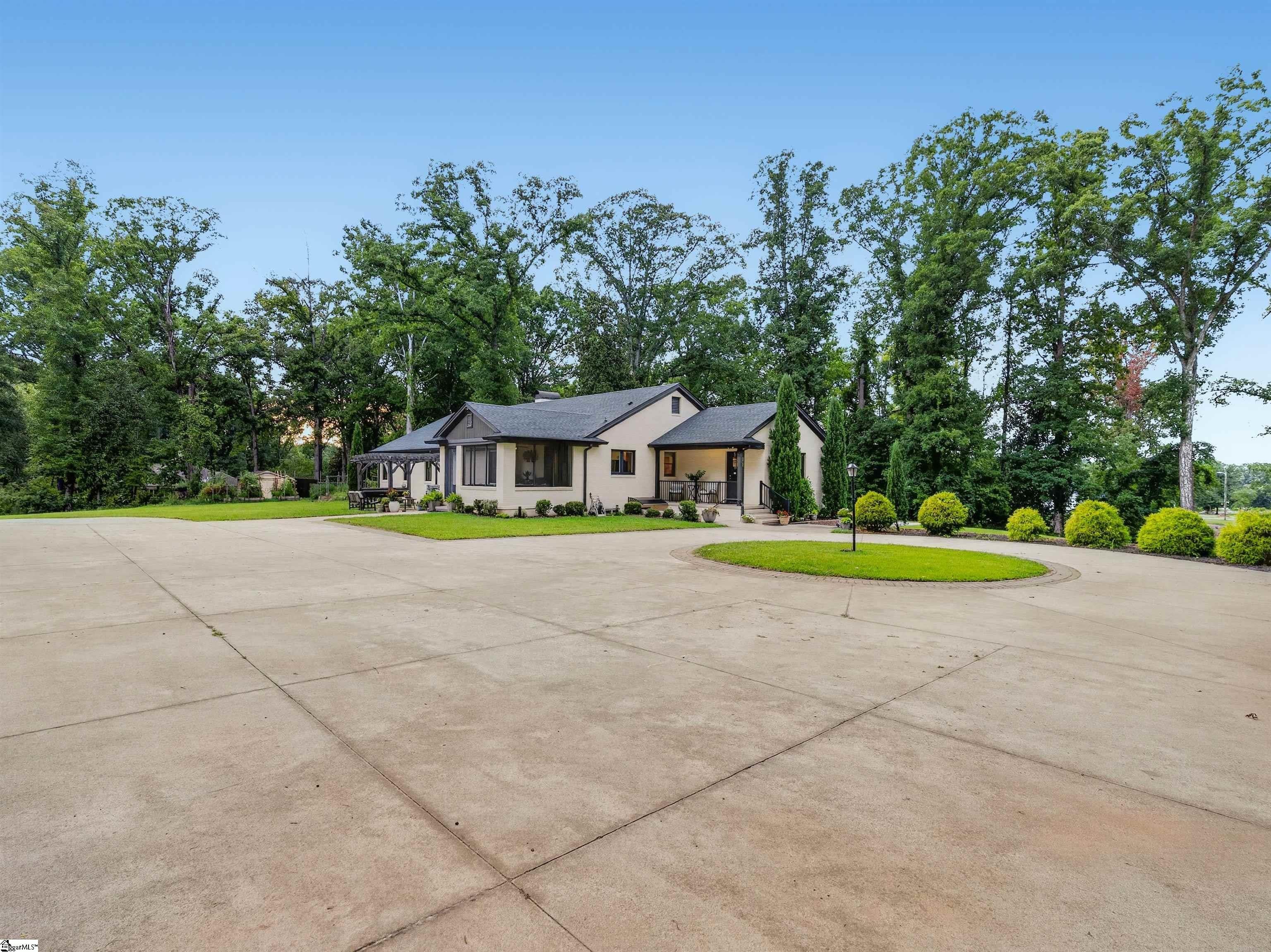 1035 Wo Ezell Boulevard