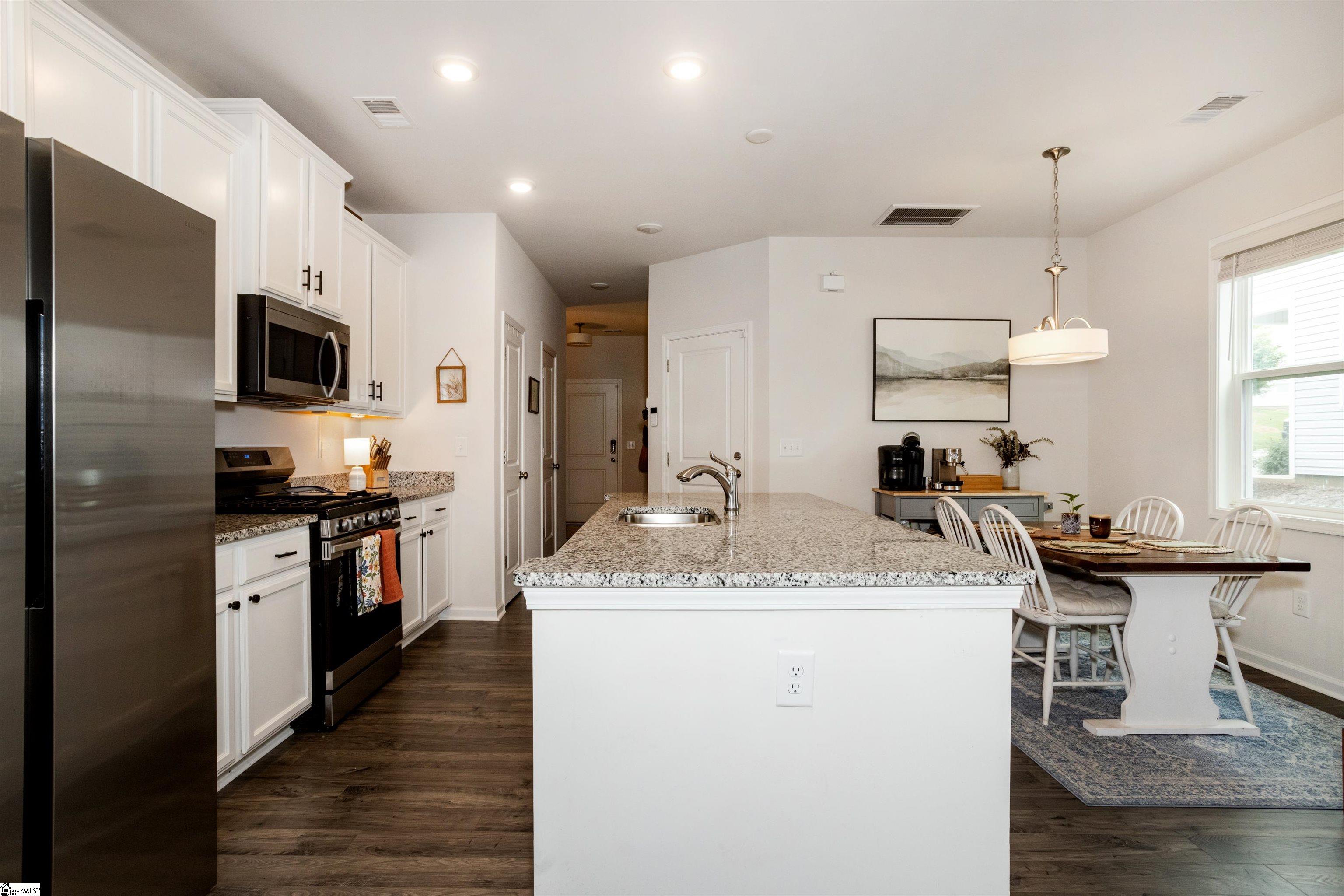 Greenville, South Carolina 29607, United States, 3 Bedrooms Bedrooms, ,3 BathroomsBathrooms,Residential,Contingent,142098