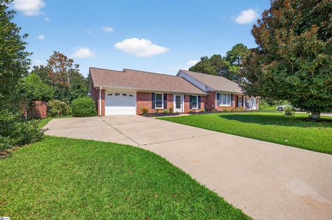 Photo of 119 Brixton Court, Spartanburg, SC 29301 (MLS # 1589285)