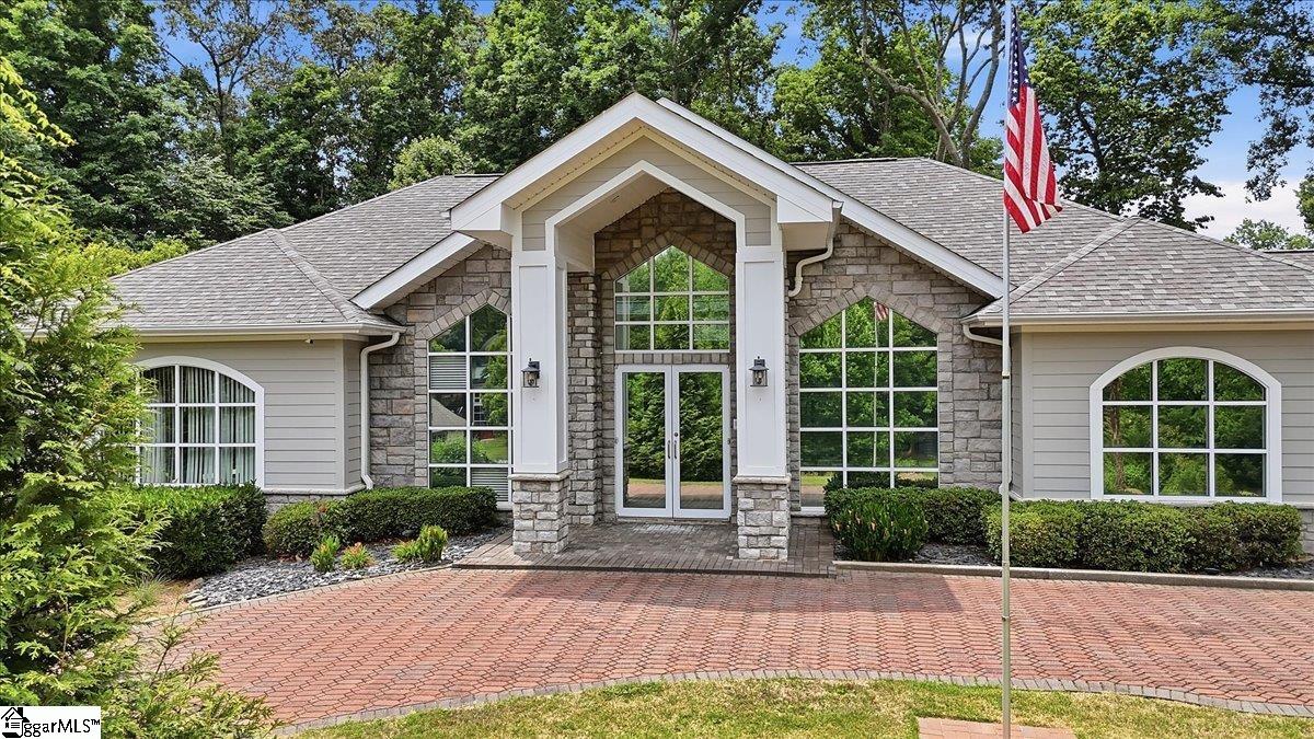 102 Greenleaf Lane