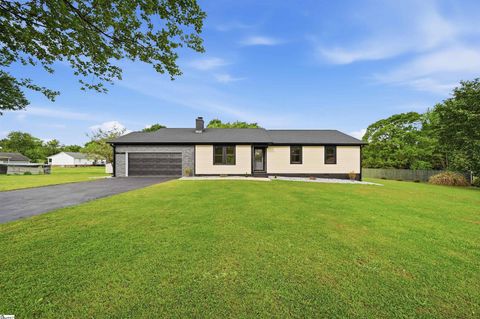 Photo of 305 Palmer Court, Inman, SC 29349 (MLS # 1587249)