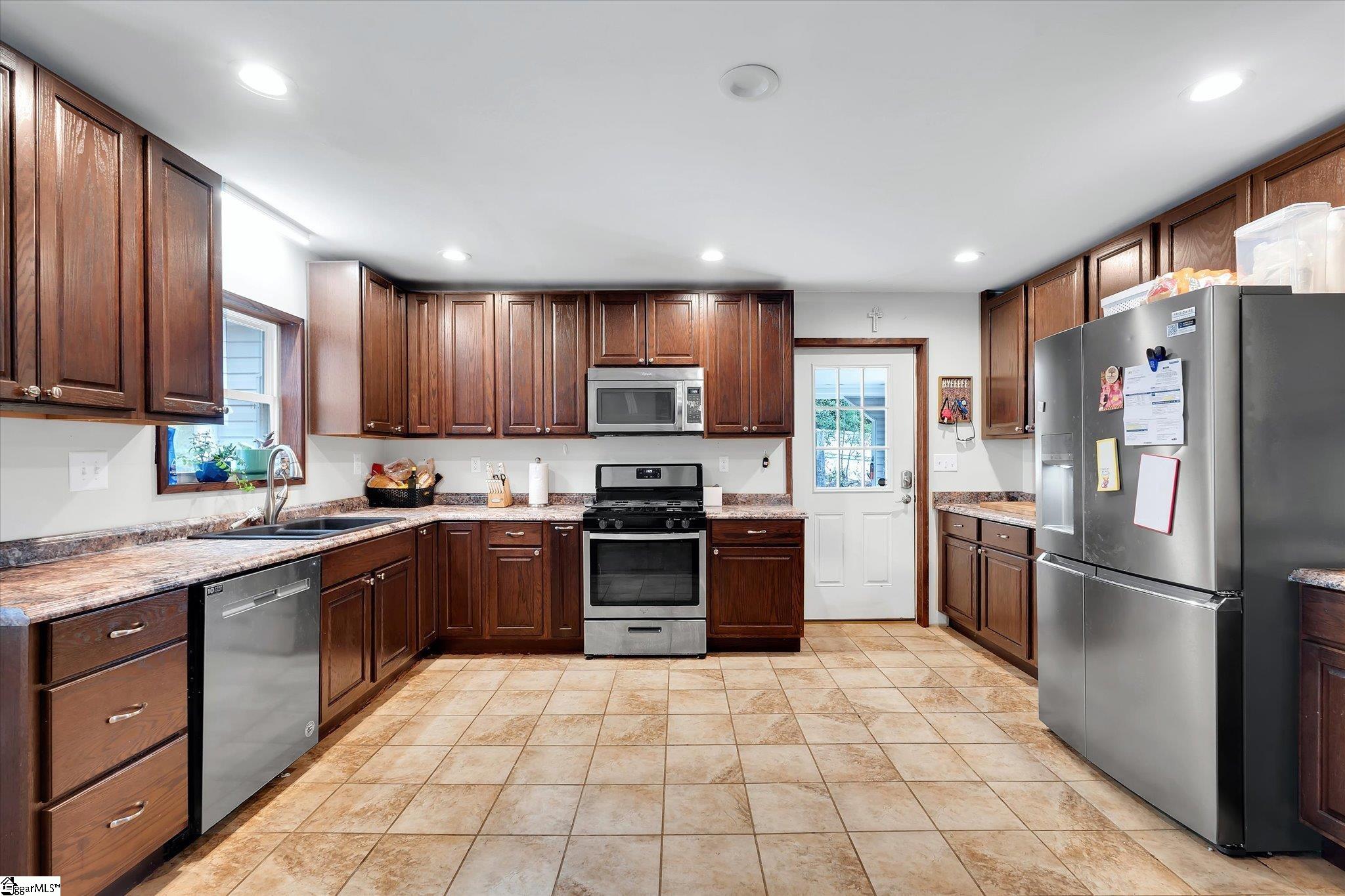 Clinton, South Carolina 29325, United States, 3 Bedrooms Bedrooms, ,2 BathroomsBathrooms,Residential,Active,197414