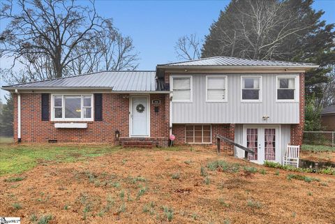 Photo of 109 Westwood Drive, Belton, SC 29627 (MLS # 1578963)