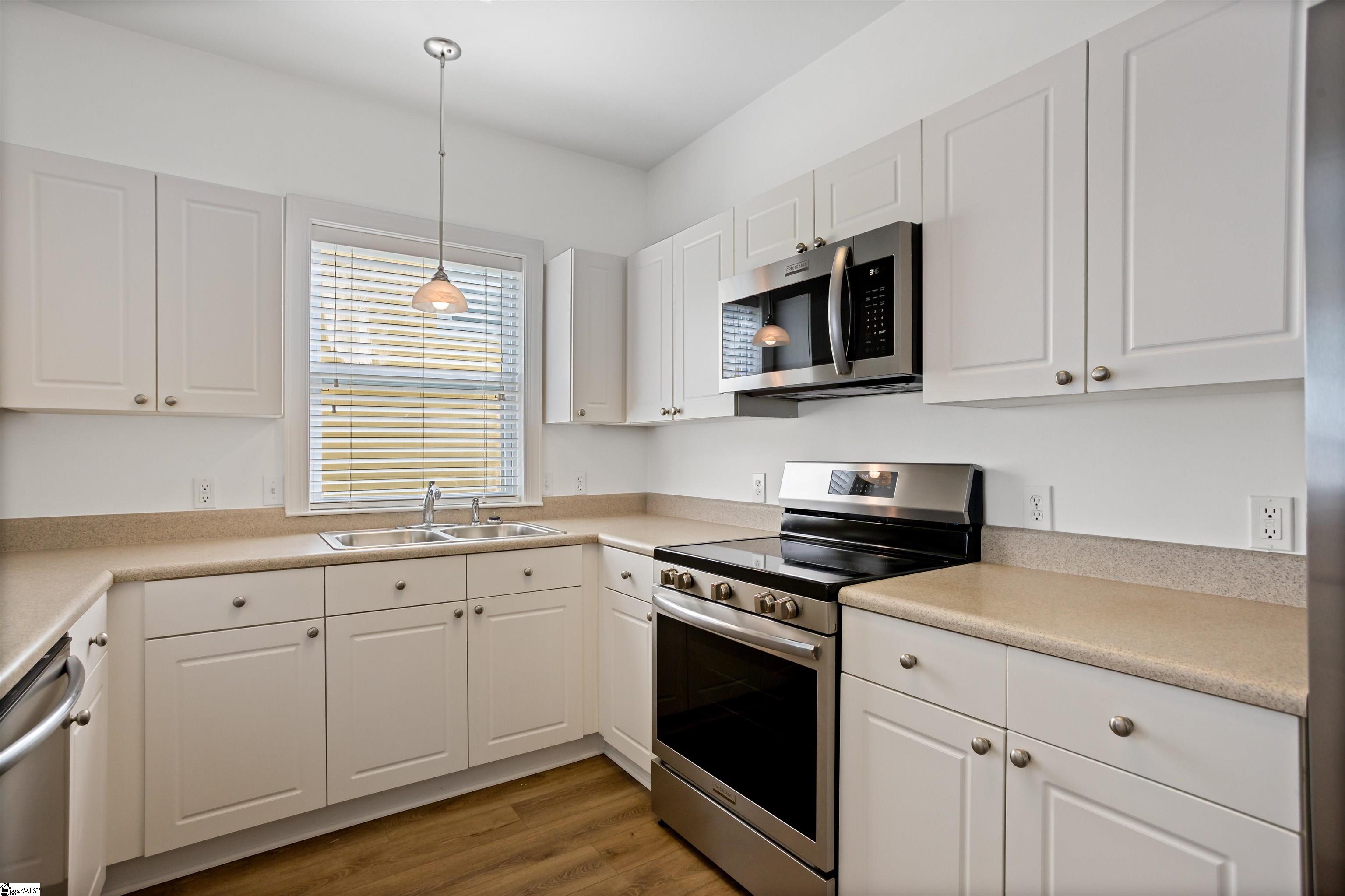 Greenville, South Carolina 29601, United States, 3 Bedrooms Bedrooms, ,2 BathroomsBathrooms,Residential,Contingent,198400