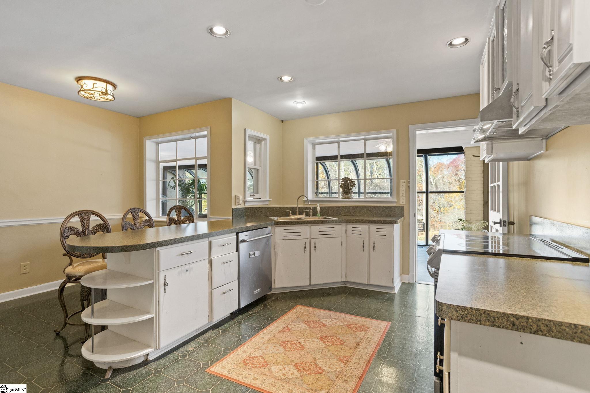 Greenville, South Carolina 29609, United States, 4 Bedrooms Bedrooms, ,4 BathroomsBathrooms,Residential,Active,245214