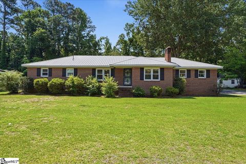Photo of 208 Skyland Drive, Clinton, SC 29325 (MLS # 1592310)