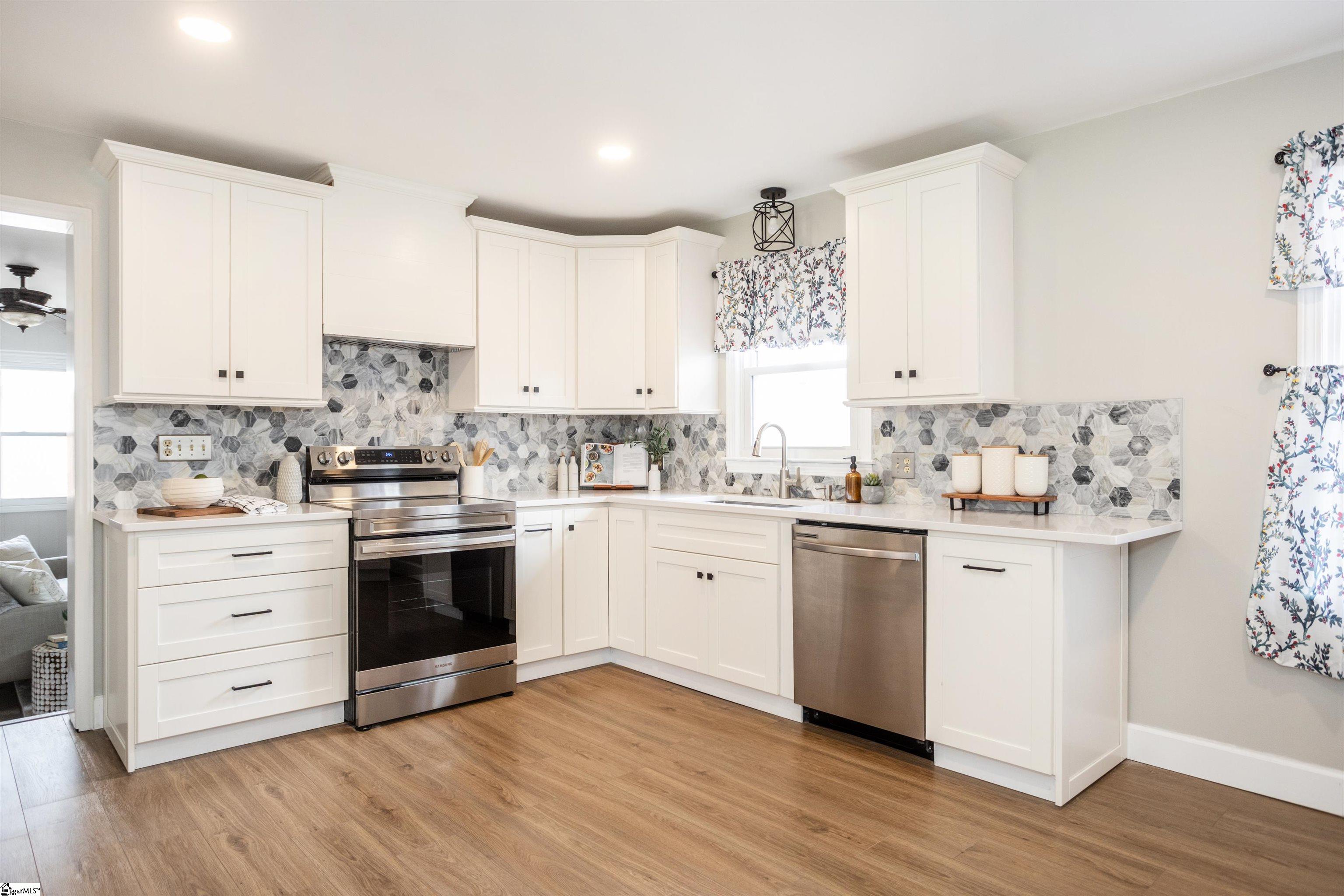 Taylors, South Carolina 29687, United States, 3 Bedrooms Bedrooms, ,2 BathroomsBathrooms,Residential,Contingent,85786