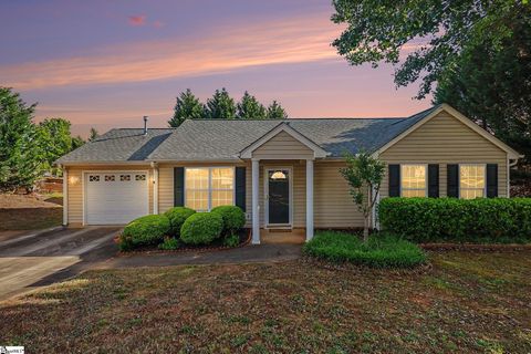 Photo of 403 Crescentwood Court, Taylors, SC 29687 (MLS # 1591857)