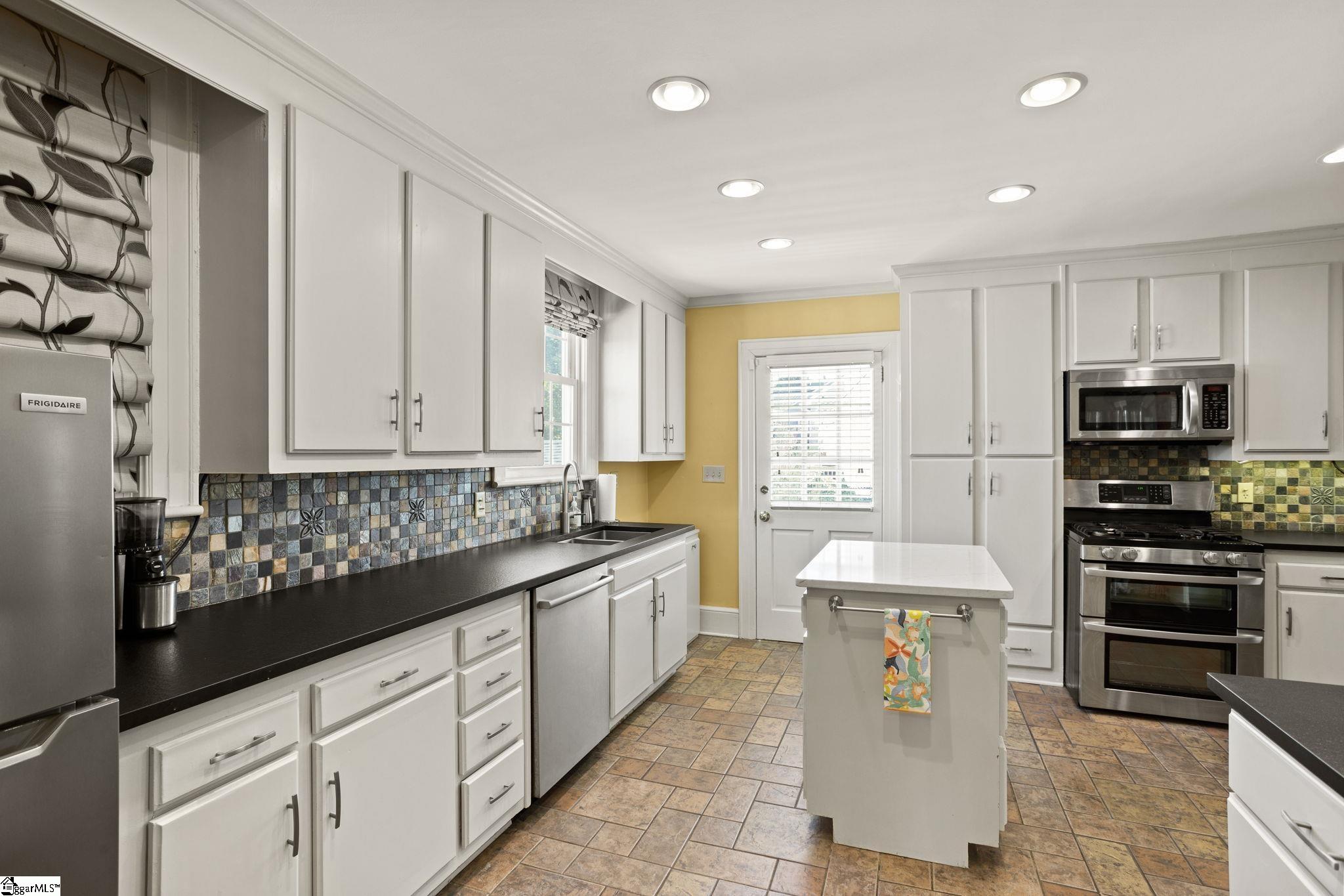 Greenville, South Carolina 29605, United States, 3 Bedrooms Bedrooms, ,3 BathroomsBathrooms,Residential,Active,11434