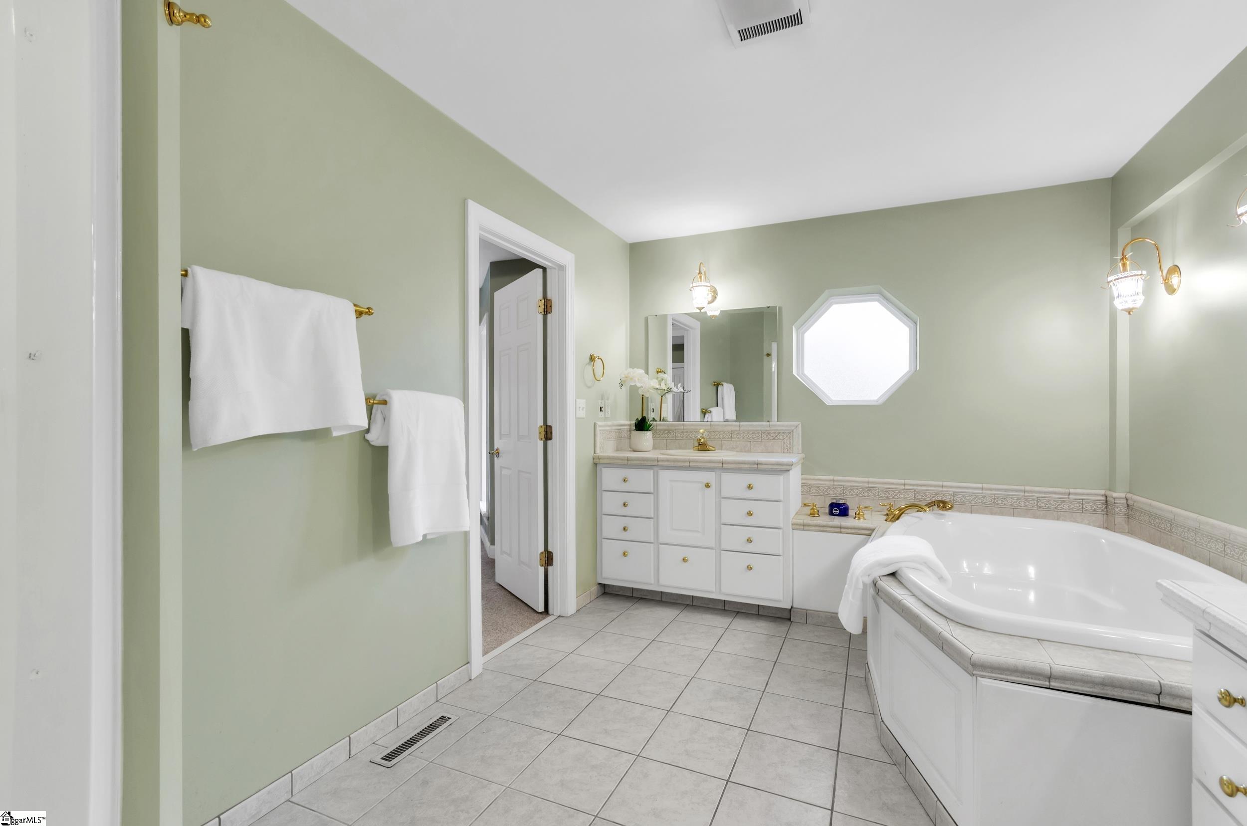 Greenville, South Carolina 29609, United States, 4 Bedrooms Bedrooms, ,4 BathroomsBathrooms,Residential,Active,90411