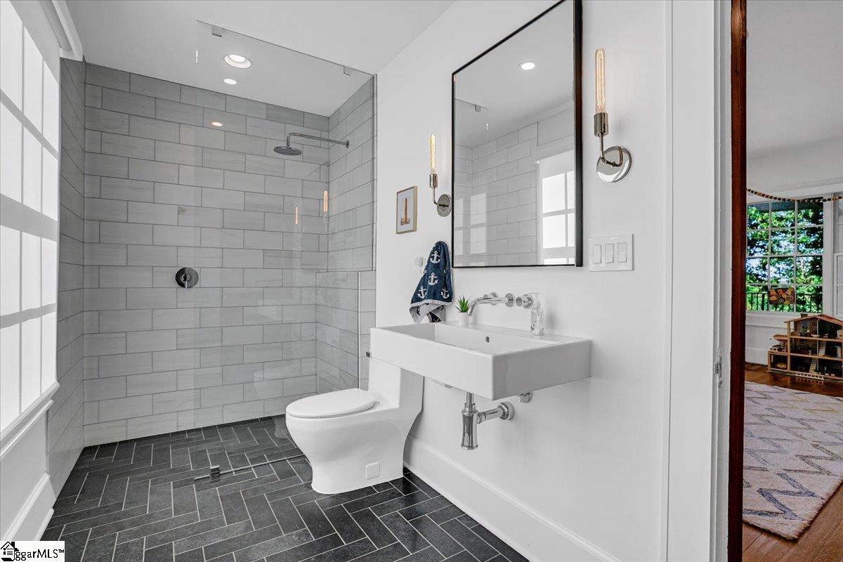 Greenville, South Carolina 29609, United States, 5 Bedrooms Bedrooms, ,4 BathroomsBathrooms,Residential,Active,109180