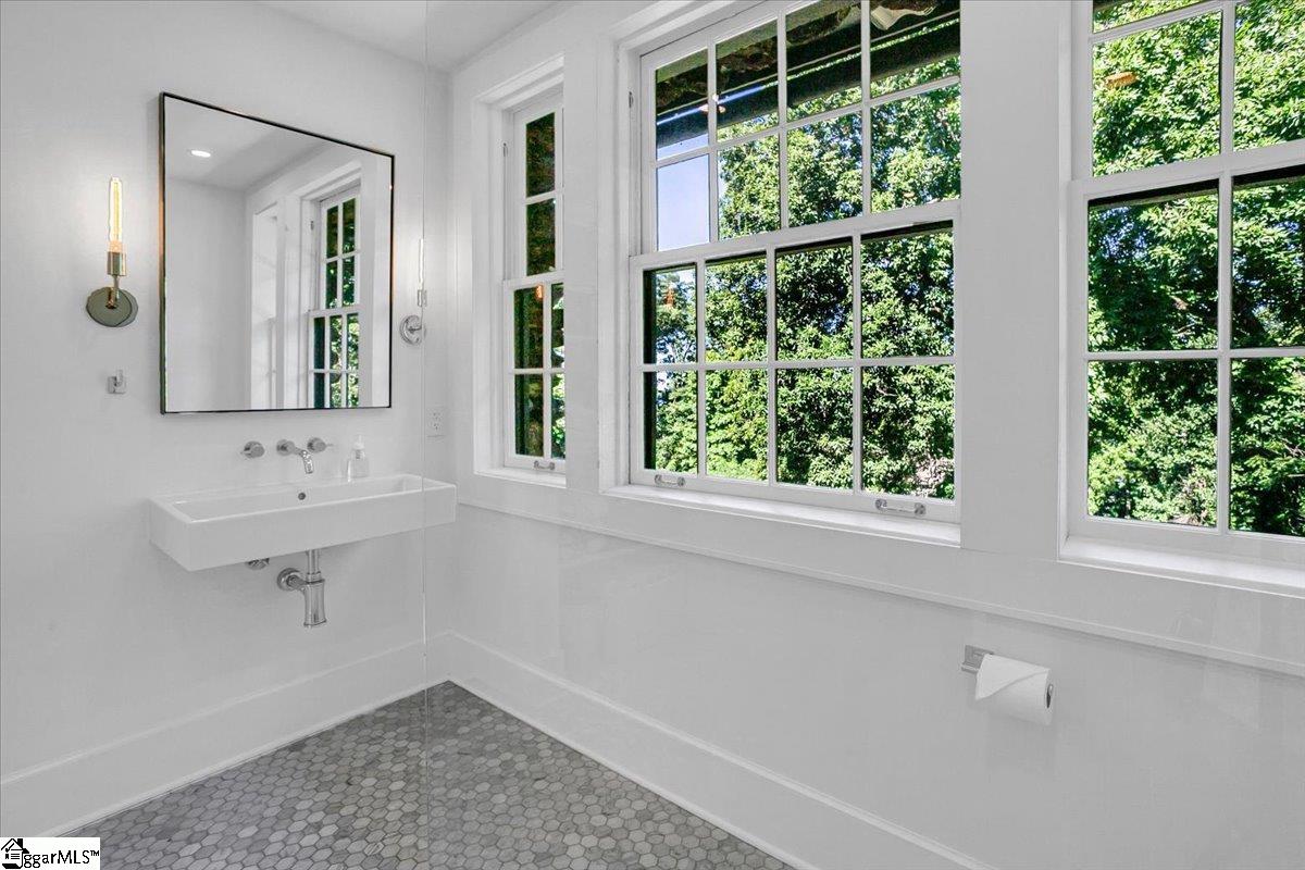 Greenville, South Carolina 29609, United States, 5 Bedrooms Bedrooms, ,4 BathroomsBathrooms,Residential,Active,109180