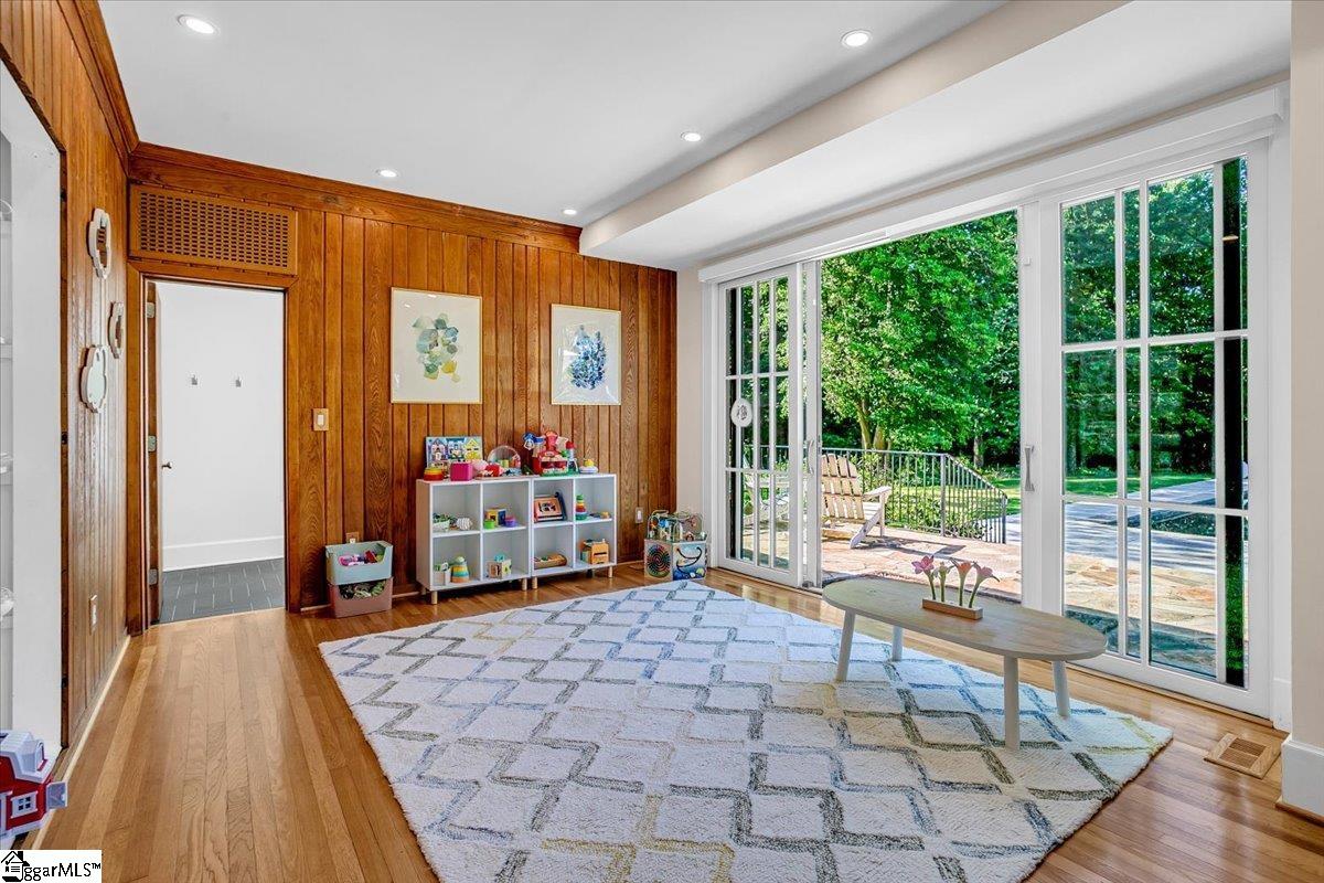 Greenville, South Carolina 29609, United States, 5 Bedrooms Bedrooms, ,4 BathroomsBathrooms,Residential,Active,109180