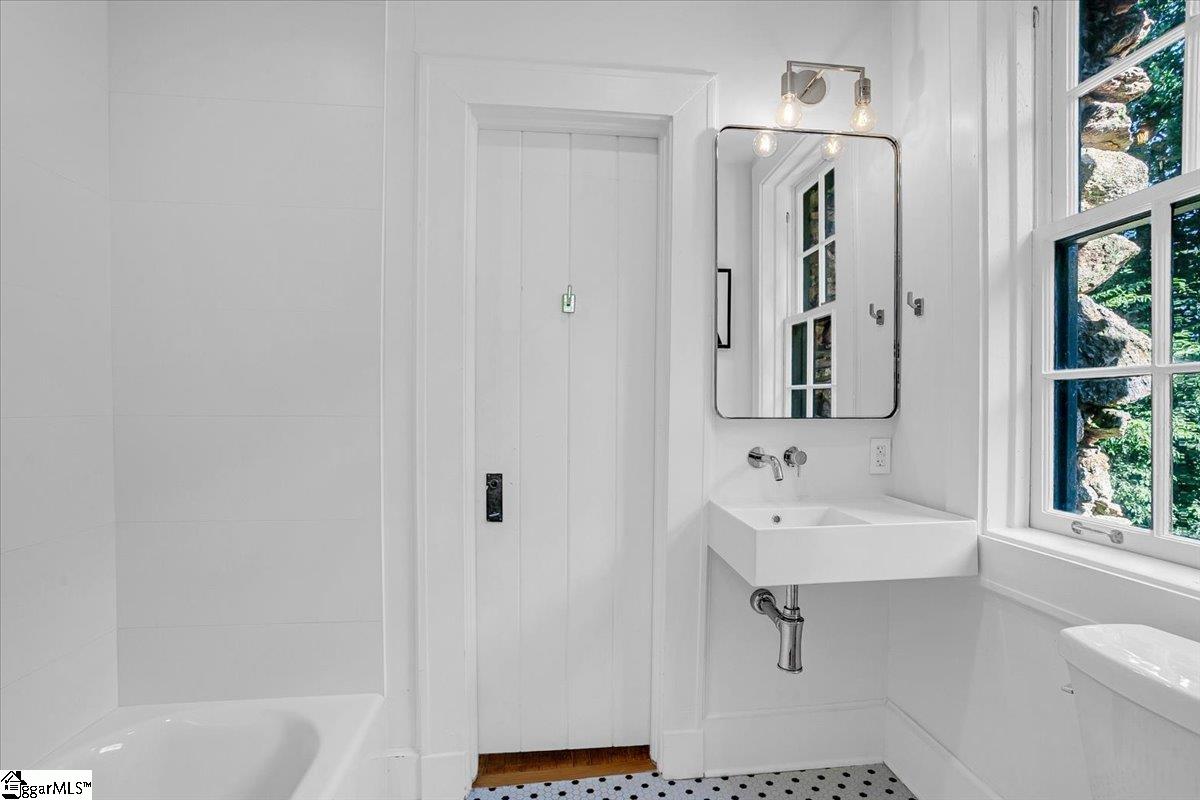 Greenville, South Carolina 29609, United States, 5 Bedrooms Bedrooms, ,4 BathroomsBathrooms,Residential,Active,109180