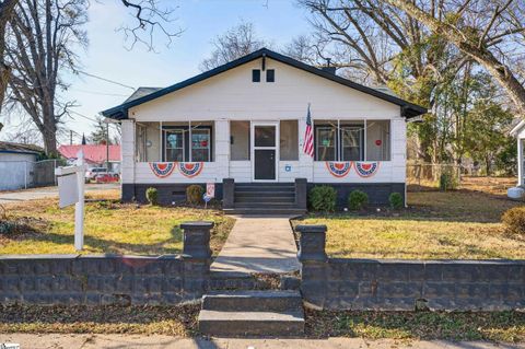 Photo of 121 Holland Street, Gaffney, SC 29341 (MLS # 1581882)
