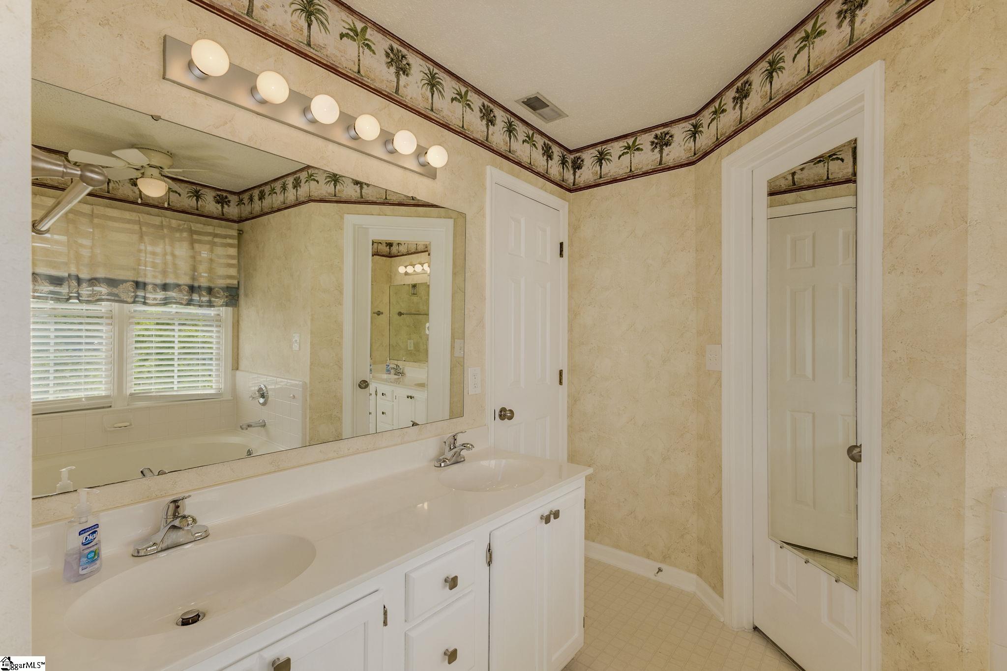 Mauldin, South Carolina 29662, United States, 4 Bedrooms Bedrooms, ,3 BathroomsBathrooms,Residential,Contingent,124871