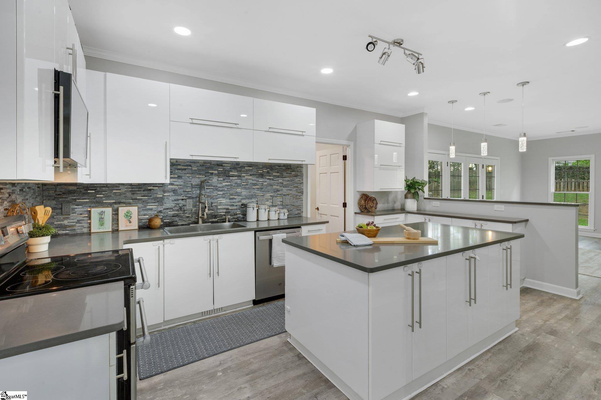 Greenville, South Carolina 29615, United States, 4 Bedrooms Bedrooms, ,4 BathroomsBathrooms,Residential,Contingent,121659