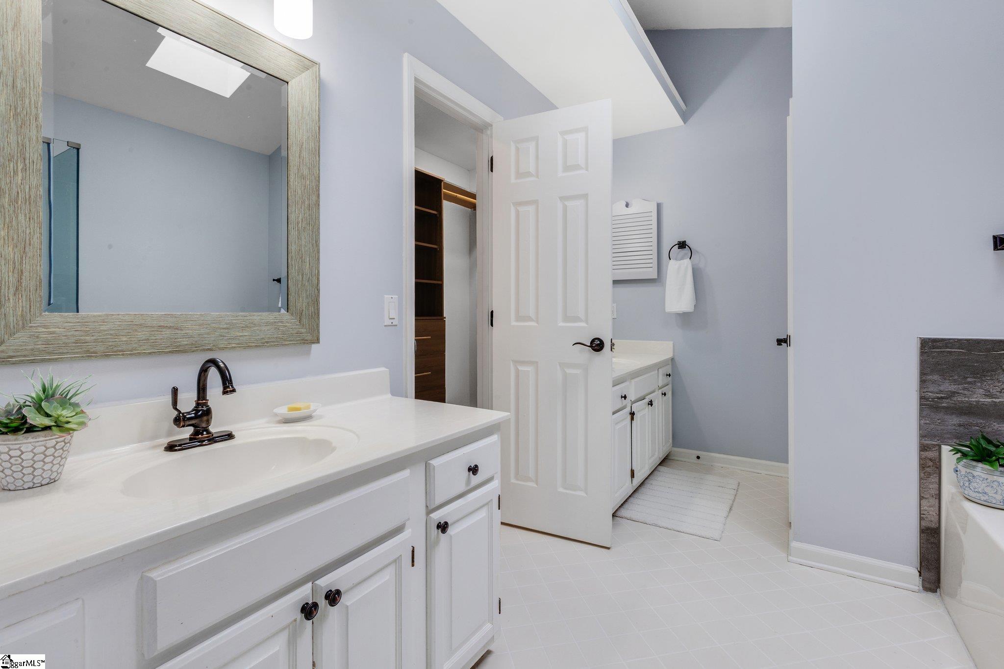 Greenville, South Carolina 29615, United States, 4 Bedrooms Bedrooms, ,4 BathroomsBathrooms,Residential,Contingent,121659