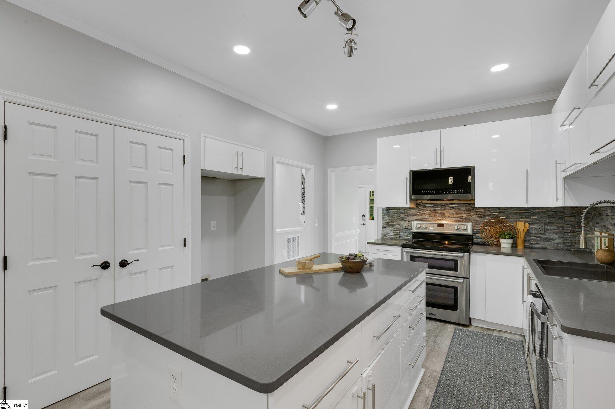 Greenville, South Carolina 29615, United States, 4 Bedrooms Bedrooms, ,4 BathroomsBathrooms,Residential,Contingent,121659