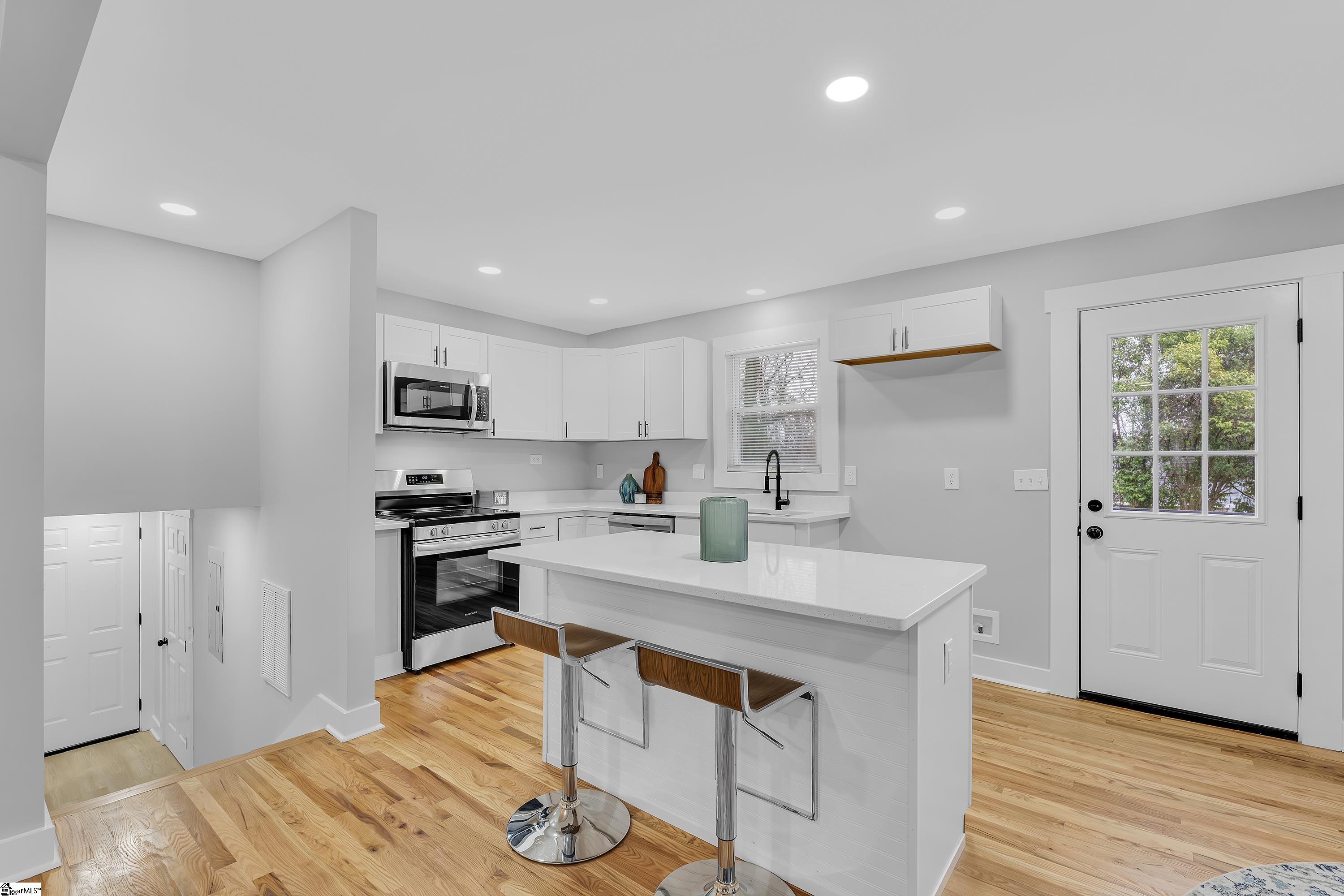 Greenville, South Carolina 29605, United States, 4 Bedrooms Bedrooms, ,2 BathroomsBathrooms,Residential,Contingent,86747