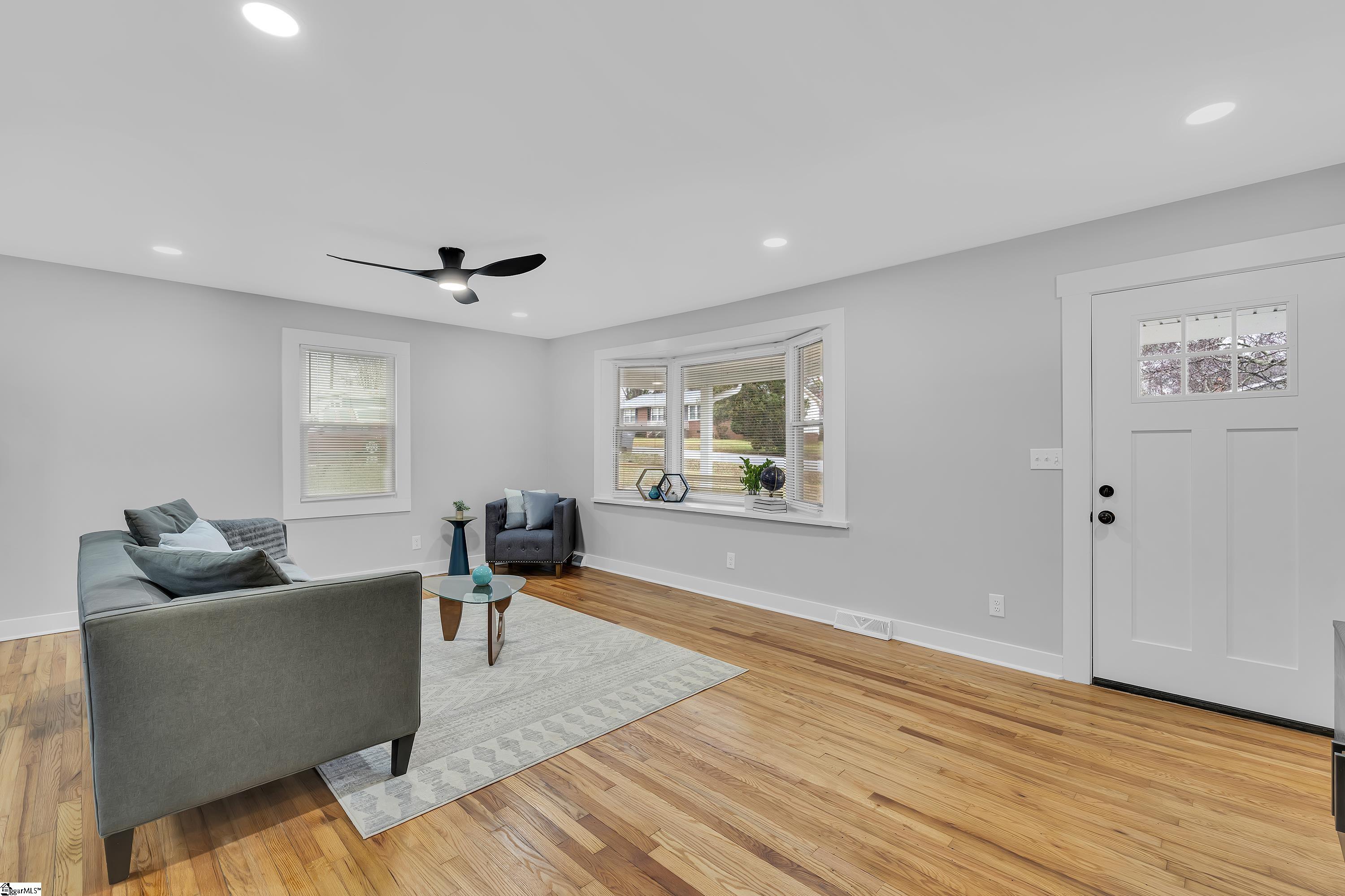 Greenville, South Carolina 29605, United States, 4 Bedrooms Bedrooms, ,2 BathroomsBathrooms,Residential,Contingent,86747