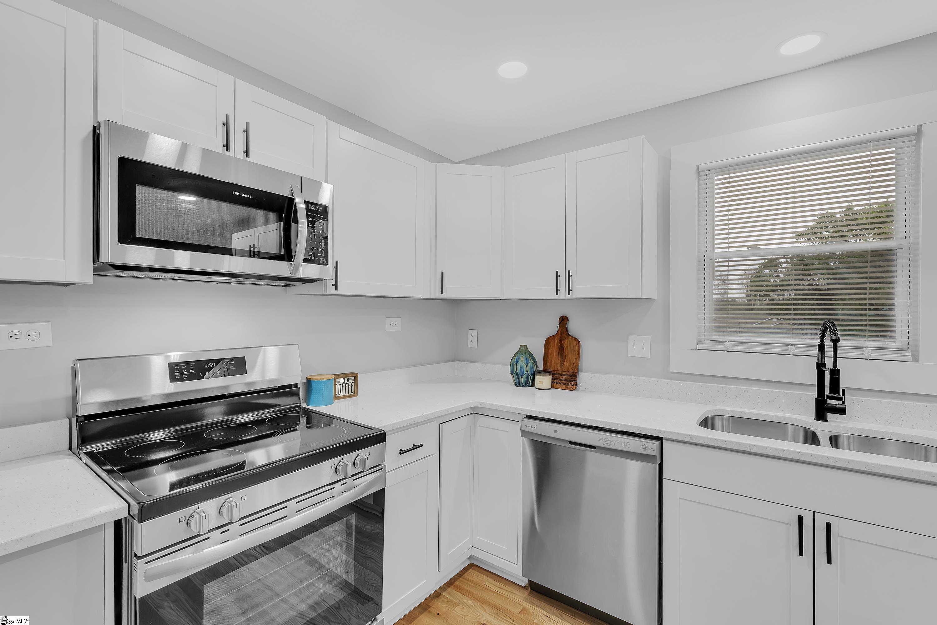 Greenville, South Carolina 29605, United States, 4 Bedrooms Bedrooms, ,2 BathroomsBathrooms,Residential,Contingent,86747