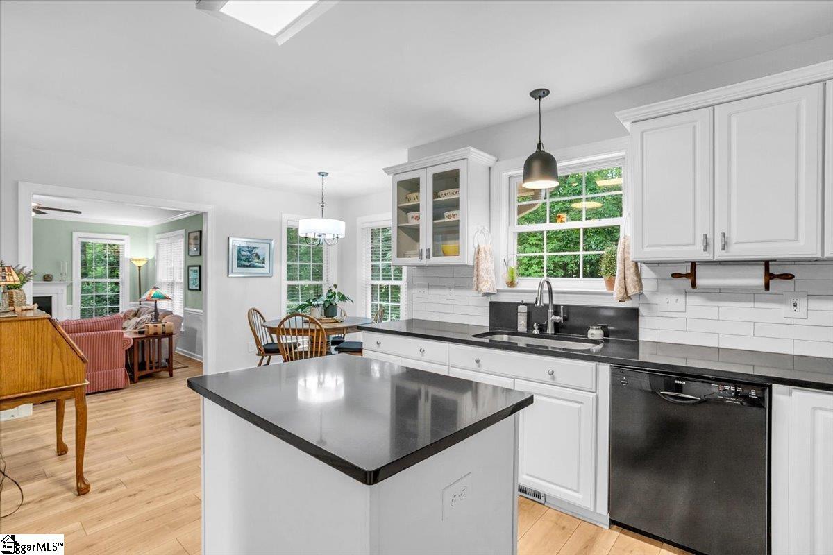 Greenville, South Carolina 29609, United States, 4 Bedrooms Bedrooms, ,4 BathroomsBathrooms,Residential,Pending,180720