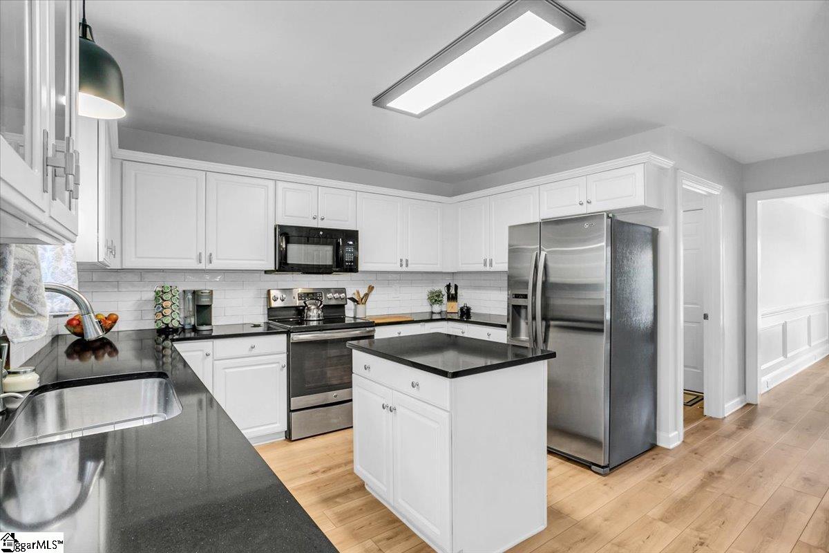 Greenville, South Carolina 29609, United States, 4 Bedrooms Bedrooms, ,4 BathroomsBathrooms,Residential,Pending,180720