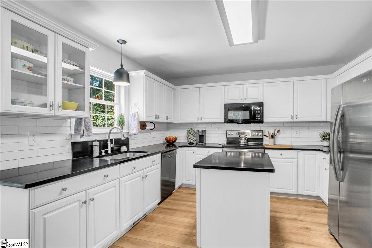 Greenville, South Carolina 29609, United States, 4 Bedrooms Bedrooms, ,4 BathroomsBathrooms,Residential,Pending,180720