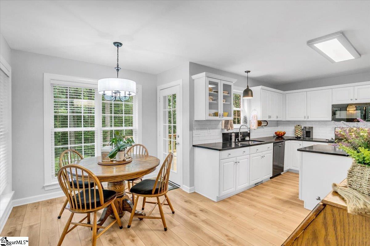 Greenville, South Carolina 29609, United States, 4 Bedrooms Bedrooms, ,4 BathroomsBathrooms,Residential,Pending,180720