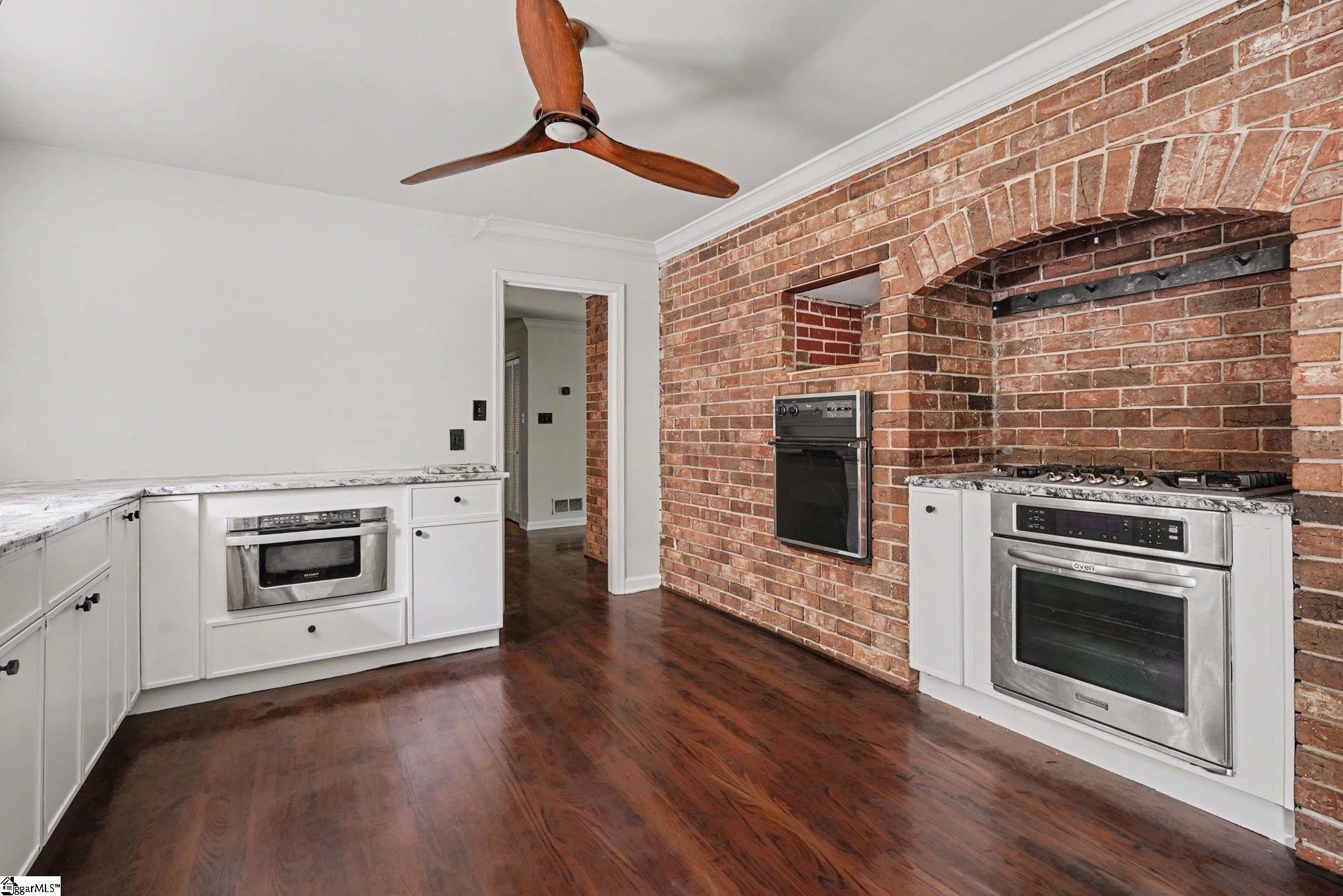 210 Lakeview Drive