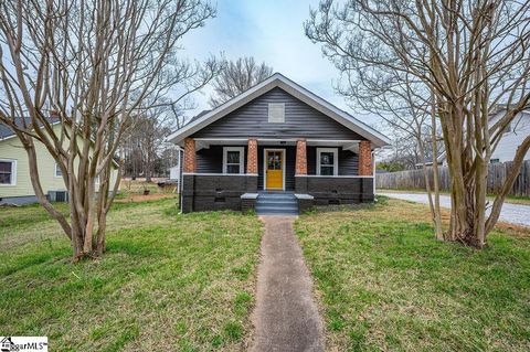 Photo of 136 Lee Street, Laurens, SC 29360 (MLS # 1583568)