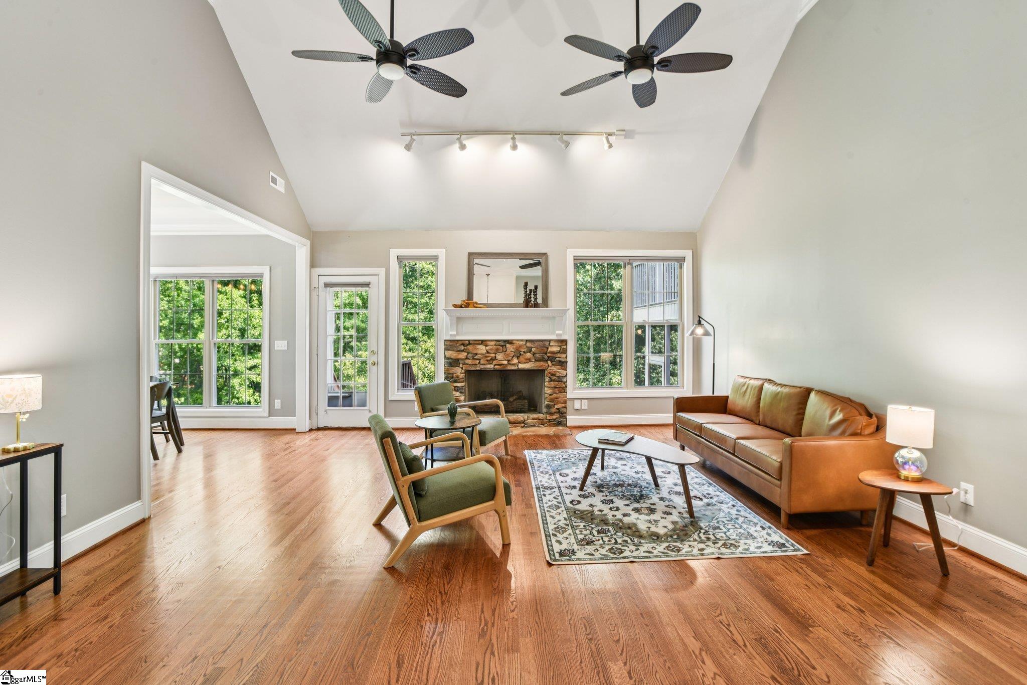 710 Pineapple Pointe