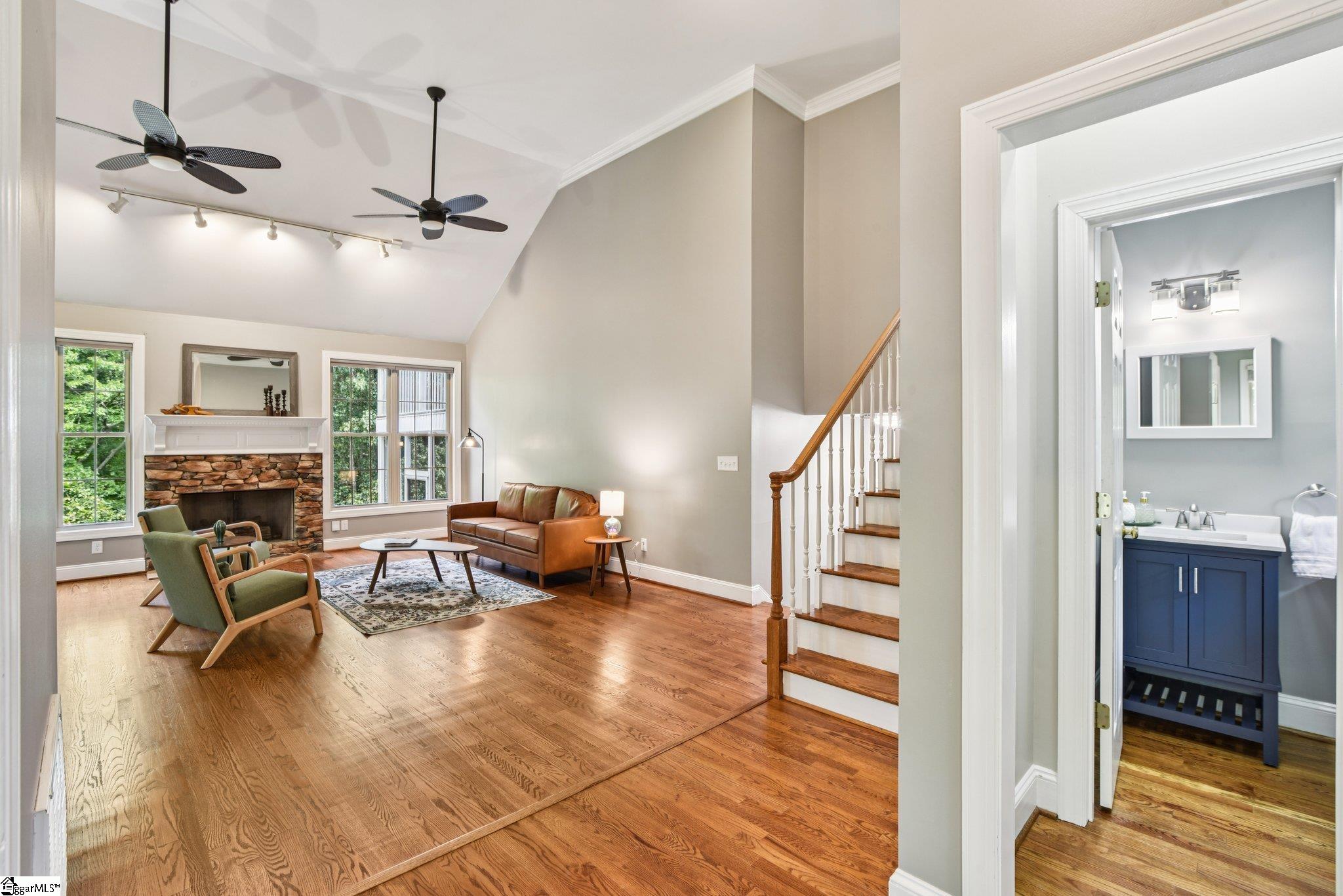 710 Pineapple Pointe
