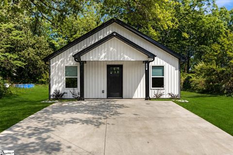 Photo of 561 Bee Street, Spartanburg, SC 29301 (MLS # 1589717)