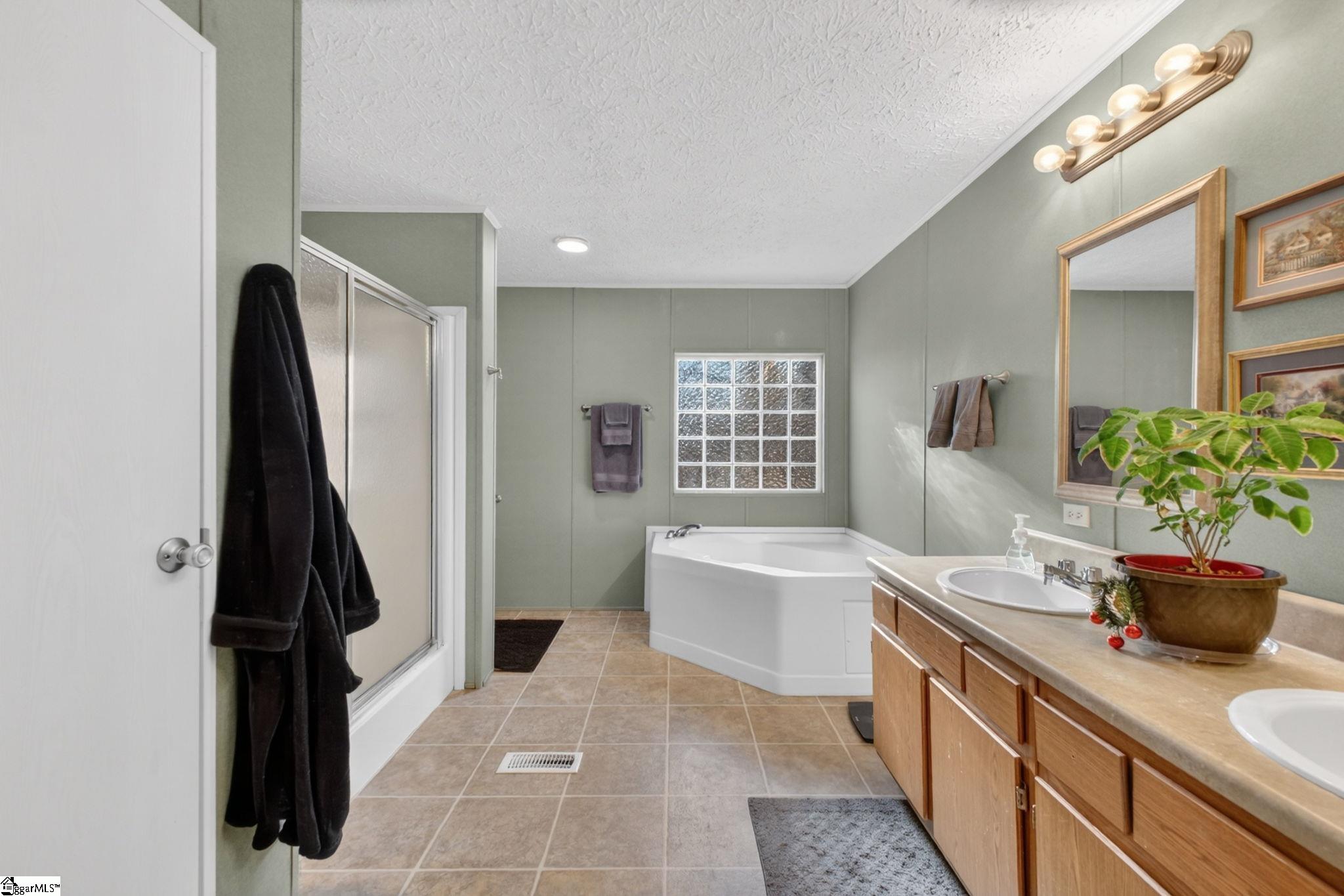 Taylors, South Carolina 29687, United States, 4 Bedrooms Bedrooms, ,2 BathroomsBathrooms,Residential,Active,256516