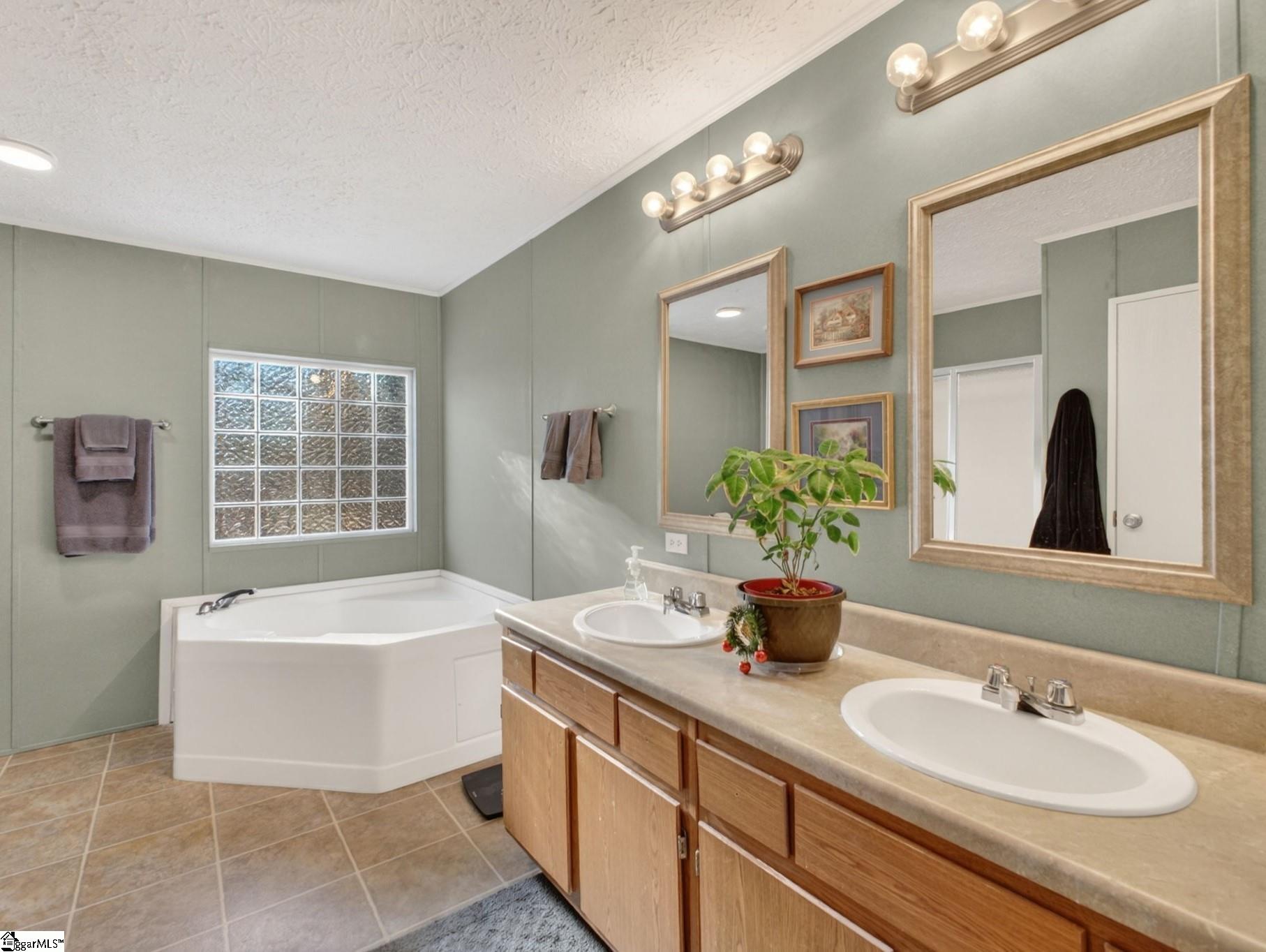 Taylors, South Carolina 29687, United States, 4 Bedrooms Bedrooms, ,2 BathroomsBathrooms,Residential,Active,256516