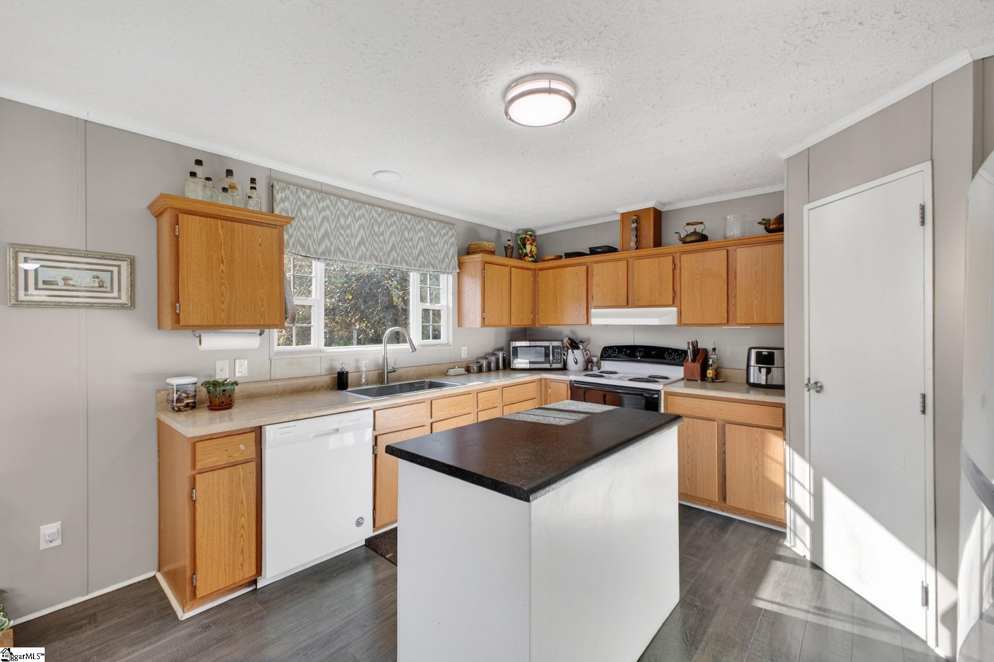 Taylors, South Carolina 29687, United States, 4 Bedrooms Bedrooms, ,2 BathroomsBathrooms,Residential,Active,256516