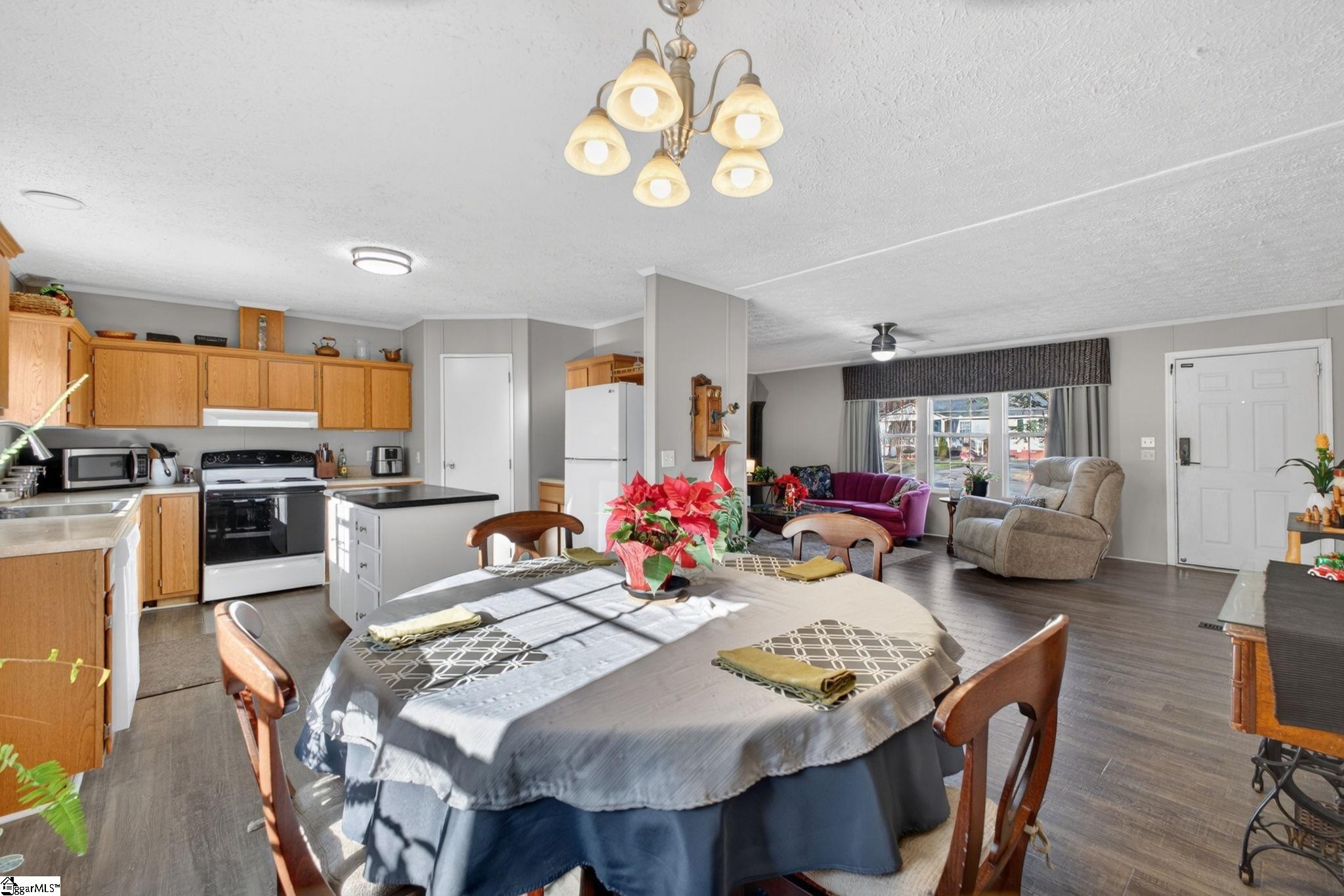 Taylors, South Carolina 29687, United States, 4 Bedrooms Bedrooms, ,2 BathroomsBathrooms,Residential,Active,256516