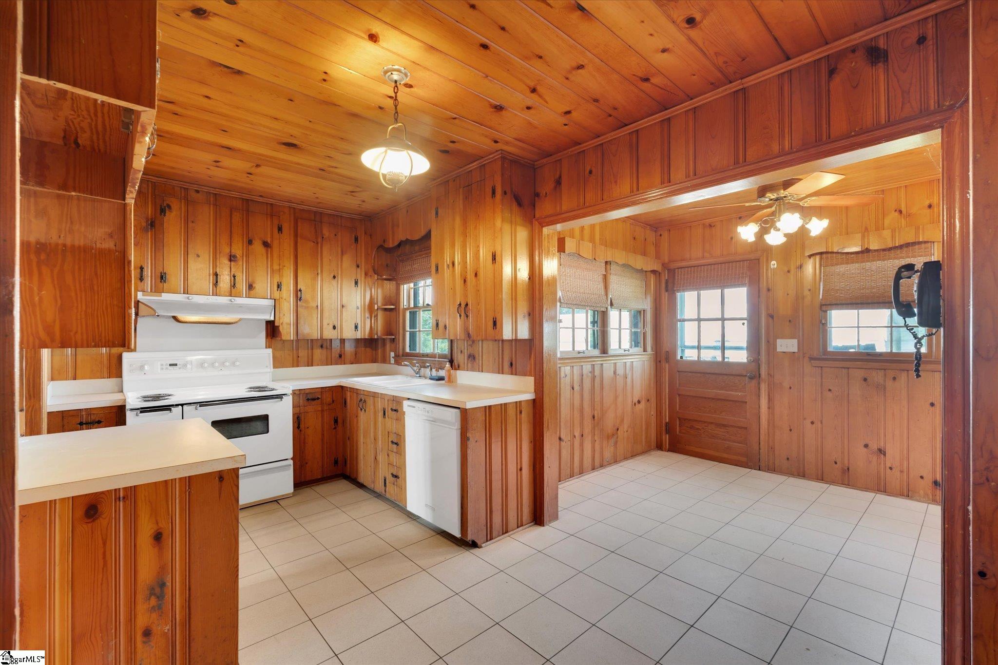 Clinton, South Carolina 29325, United States, 3 Bedrooms Bedrooms, ,2 BathroomsBathrooms,Residential,Pending,127902